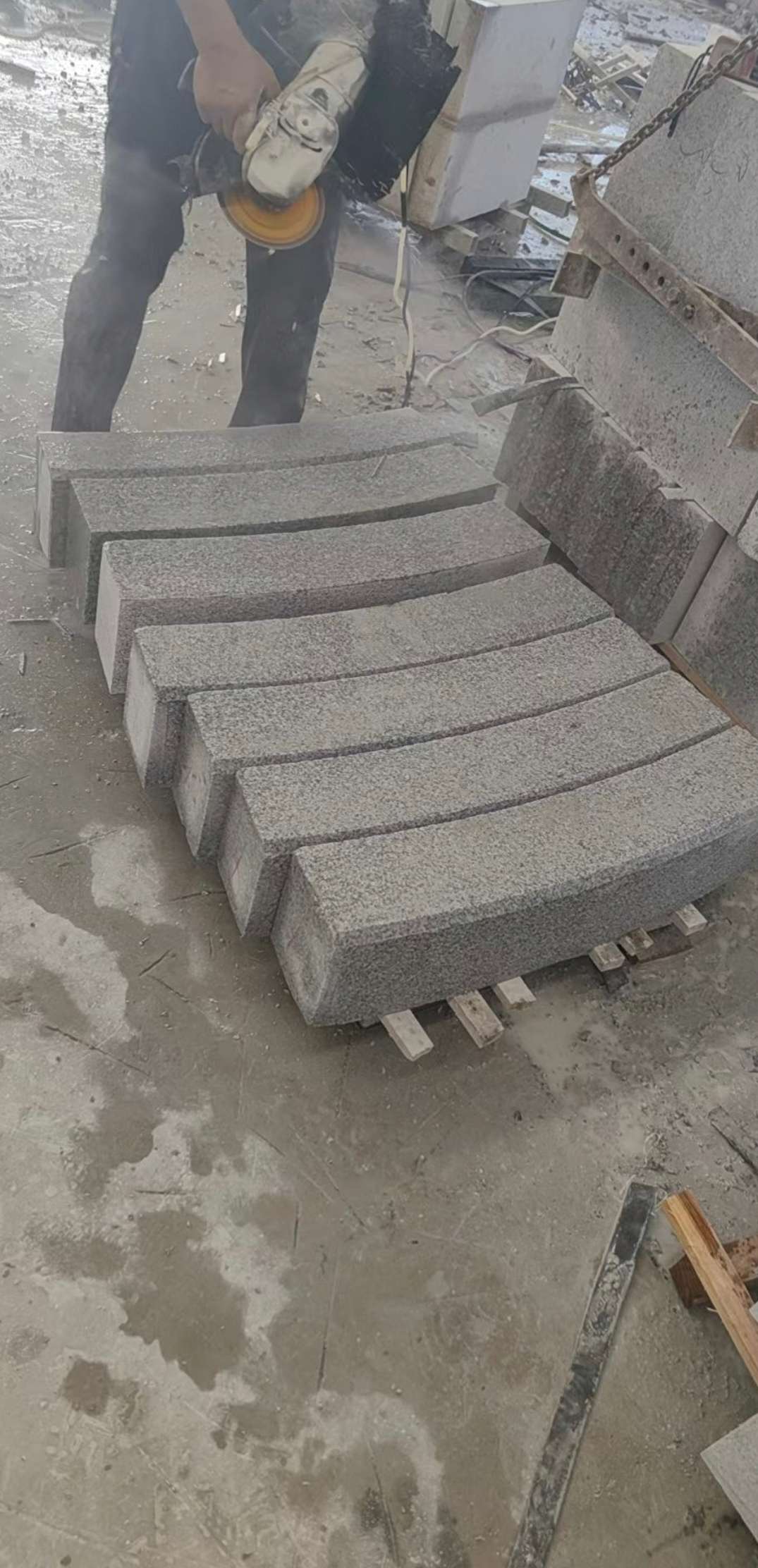 荆门芝麻白弧形路牙石